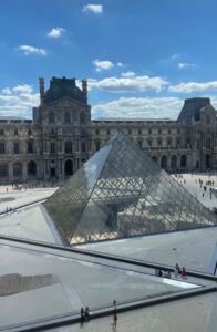 Louvre Museum Paris Travel Guide 2026 – History & Visitor Tips Famous Artworks Inside the Louvre
